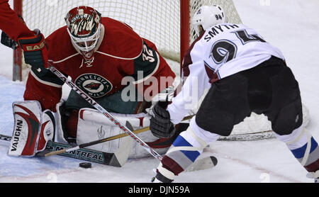 17. März 2008 - St. Paul, Minnesota, USA - Wild vs. Colorado.  Wilde Torwart NIKLAS BACKSTROM gestoppt Kolorados RYAN SMYTH, als er auf dem Minnesota-Ziel im ersten Zeitraum Aktion geschlossen.  (Kredit-Bild: © Bruce Bisping/Minneapolis Star Tribune/ZUMA Press) Einschränkungen: * USA Boulevardpresse Rechte heraus * Stockfoto