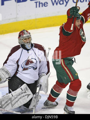 17. März 2008 - St. Paul, Minnesota, USA - Wild vs. Colorado.  Colorado Torhüter José THÉODORE konnte nur zusehen, wie die wilden TODD FEDORUK Brent Burns Ziel im ersten Zeitraum Aktion gefeiert. (Kredit-Bild: © Bruce Bisping/Minneapolis Star Tribune/ZUMA Press) Einschränkungen: * USA Boulevardpresse Rechte heraus * Stockfoto