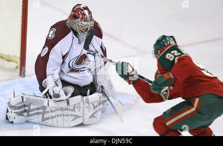 17. März 2008 - St. Paul, Minnesota, USA - Wild vs. Colorado.  Colorado Torhüter José THÉODORE beendet die wilden Branko Radivojevic Break-away Schuss aufs Tor im ersten Zeitraum handeln. (Kredit-Bild: © Bruce Bisping/Minneapolis Star Tribune/ZUMA Press) Einschränkungen: * USA Boulevardpresse Rechte heraus * Stockfoto