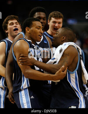 21. März 2008 - Tampa, FL, USA - De'Jon Jackson, links, ist von Brandon Johnson, richtige und anderen Teamkollegen gratulierte, nach San Diego Connecticut 70 / 69 in der Overtime zu schlagen.  (Kredit-Bild: © James Borchuck/St Petersburg Times / ZUMA Press) Einschränkungen: * Tampa Tribune und USA Boulevardpresse Rechte heraus * Stockfoto