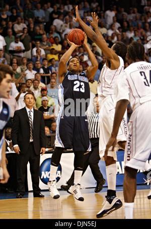 21. März 2008 - Tampa, FL, USA - NCAA Division I erste Runde Basketball-Meisterschaften - Universität von Connecticut vs. San Diego University - zweite Hälfte Aktion - San Diego Wache De'Jon Jackson (23) trifft das Spiel zu gewinnen Schuss vor Trainer Bill Grier.  (Kredit-Bild: © Brian Cassella/St Petersburg Times / ZUMA Press) Einschränkungen: * Tampa Tribune und USA Boulevardpresse Rechte heraus * Stockfoto