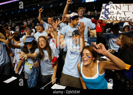 21. März 2008 - Tampa, FL, USA - NCAA Division I erste Runde Basketball-Meisterschaften - Universität von Connecticut vs. San Diego University - zweite Hälfte Aktion - Universität von San Diego Studenten feiern den Sieg (Credit-Bild: © Brian Cassella/St Petersburg Times / ZUMA Press) Einschränkungen: * Tampa Tribune und USA Boulevardpresse Rechte heraus * Stockfoto