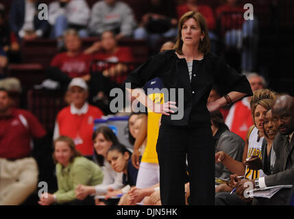 California Golden Bears Cheftrainer Joanne Boyle beobachtet, wie ihre Mannschaft spielt gegen die San Diego Toreros in der 2. Hälfte der ersten Runde der 2008 NCAA Frauen-Basketball-Meisterschaft auf Samstag, 22. März 2008 um Maples Pavillon in Palo Alto, Kalifornien Cal Niederlagen San Diego 77-60, in die zweite Runde zu gelangen. (Jose Carlos Fajardo/Contra Costa Times / ZUMA Press). Stockfoto