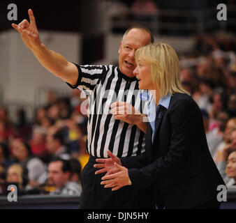 San Diego Toreros Cheftrainer Cindy Fisher mit einem Beamten argumentiert während des Spielens die California Golden Bears in der 1. Hälfte der ersten Runde der 2008 NCAA Frauen-Basketball-Meisterschaft auf Samstag, 22. März 2008 im Ahorn-Pavillon in Palo Alto, Kalifornien (Jose Carlos Fajardo/Contra Costa Times / ZUMA Press). Stockfoto