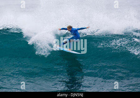 24. März 2008 - Bells Beach, Queensland, Australien - ASP World Champion STEPHANIE GILMORE (Tweed Heads, Gold Coast, AUS) gewinnt die Rip Curl Pro Ford Fiesta an Bells Beach. Aktuelle ASP Bewertungen Führer Sofia Mulanovich (PER) in einem umkämpften Finale besiegte. Gilmore besiegt Mulanovich von weniger als einem Punkt erzielte ein 7.17 und eine in der Nähe von perfekten 9,33 (beide von zehn) während Mulanovich notc Stockfoto