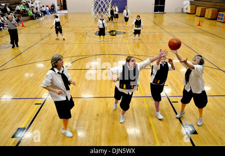 29. März 2008 - Alburnett, Iowa, USA - Des Moines Auto X Golden Girls gegen Nordosten Iowa Great Dames in einem Oma-Basketball-Liga Matchup am Alburnett Gymnasium Gymnasium antreten. Offen für Frauen über 50 Jahre alt, und gespielt von Regeln geändert, von denen in den 1920er Jahren gegründet, Oma Basketball geworden in Iowa und anderen mittleren Westen der Staaten, ein Mini-Phänomen als Stockfoto