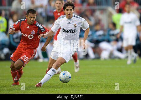 7. August 2009: Mittelfeldspieler Kaka #8 und Toronto FC Mittelfeldspieler von Real Madrid Amado Guevara #20 in Aktion während einer internationalen FIFA Freundschaftsspiel zwischen Real Madrid und Toronto FC im BMO Field in Toronto... Real Madrid gewann 5: 1. (Kredit-Bild: © Southcreek Global/ZUMApress.com) Stockfoto