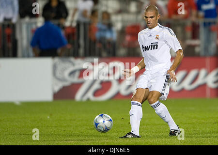 7. August 2009: Real Madrid Verteidiger Kepler Laveran Lima Ferreira (Pepe) #3 in Aktion während einer internationalen FIFA Freundschaftsspiel zwischen Real Madrid und Toronto FC im BMO Field in Toronto... Real Madrid gewann 5: 1. (Kredit-Bild: © Southcreek Global/ZUMApress.com) Stockfoto