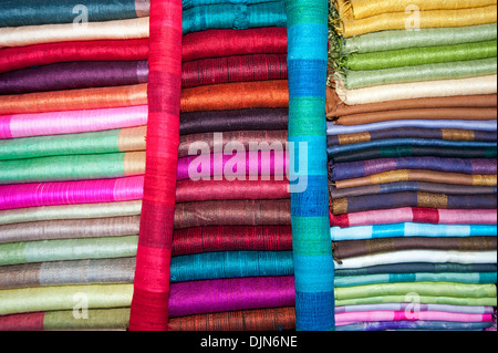 Details der Reihen von bunten Seidenstoffe und Stoffe auf einem Marktstand in Luang Prabang Laos Stockfoto