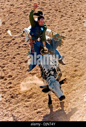 3. Oktober 2008 tritt im Bullenreiten Schaltung-Haltestelle National Senior Pro Rodeo Association in Las Vegas - Las Vegas, Nevada, USA - A Cowboy. Männliche und weibliche Rodeo Interpreten Alter 40 plus konkurrieren für NSPRA Preisgeld in sanktionierten Veranstaltungen das ganze Jahr über 20 US-Bundesstaaten und drei kanadischen Provinzen. (Kredit-Bild: © Brian Cahn/ZUMA Press) Stockfoto