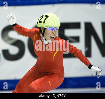 25. Oktober 2008 - Vancouver, British Columbia, Kanada - YANG ZHOU aus China feiert Gewinn der Goldmedaille in der Frauen 1500 m Finale A der Samsung ISU World Cup der Eisschnelllauf im Pacific Coliseum in Vancouver, Britisch-Kolumbien. (Kredit-Bild: © Heinz Ruckemann/ZUMA Press) Stockfoto