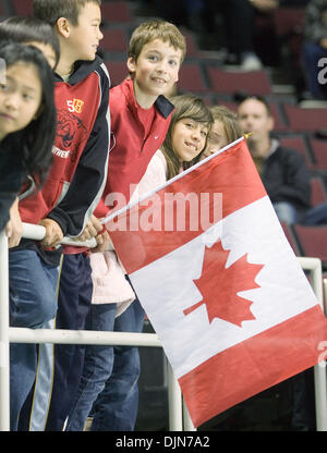 25. Oktober 2008 fans - Vancouver, British Columbia, Kanada - lokale Uhr racing an den Samsung-ISU-Weltcup der Eisschnelllauf im Pacific Coliseum in Vancouver, Britisch-Kolumbien. (Kredit-Bild: © Heinz Ruckemann/ZUMA Press) Stockfoto