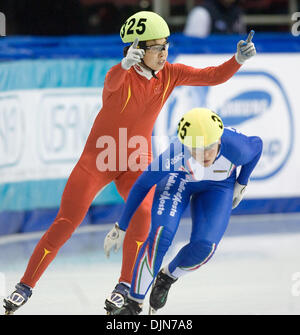 26. Oktober 2008 feiert - Vancouver, British Columbia, Kanada - China MENG WANG (L) hinter Italien ARIANNA FONTANA nach dem Ankern Team China um Gold vor Korea Frauen 3000 m Staffel Finale a des Samsung ISU World Cup der Eisschnelllauf im Pacific Coliseum in Vancouver, Britisch-Kolumbien zu gewinnen. (Kredit-Bild: © Heinz Ruckemann/ZUMA Press) Stockfoto