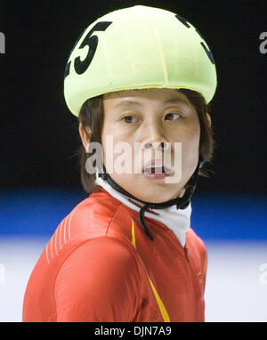 26. Oktober 2008 off - Vancouver, British Columbia, Kanada - China MENG WANG Skates das Eis nach dem Ankern Team China um Gold vor Korea Frauen 3000 m Staffel Finale a des Samsung ISU World Cup der Eisschnelllauf im Pacific Coliseum in Vancouver, Britisch-Kolumbien zu gewinnen. (Kredit-Bild: © Heinz Ruckemann/ZUMA Press) Stockfoto