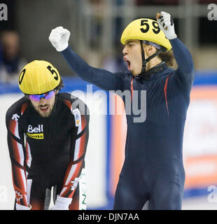 26. Oktober 2008 feiert - Vancouver, British Columbia, Kanada - APOLO ANTON OHNO (R) der USA, wie er vor Kanadas CHARLES HAMELIN, während Verankerung Team USA gewinnt Gold im Männer 5000 m Staffel Finale A der Samsung ISU World Cup der Eisschnelllauf im Pacific Coliseum beendet. (Kredit-Bild: © Heinz Ruckemann/ZUMAPRESS.com) Stockfoto