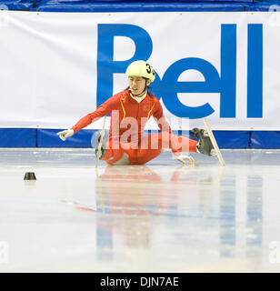 26. Oktober 2008 fällt - Vancouver, British Columbia, Kanada - China NANNAN ZHAO in der ersten Kurve nach dem Start führt einen Neustart in Frauen 500 m Quarter Final Läufe des Samsung ISU World Cup der Eisschnelllauf im Pacific Coliseum in Vancouver, Britisch-Kolumbien. (Kredit-Bild: © Heinz Ruckemann/ZUMA Press) Stockfoto