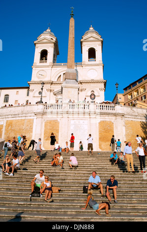 Drängen Sie sich sitzend auf der spanischen Treppe in Rom, Italien. Stockfoto