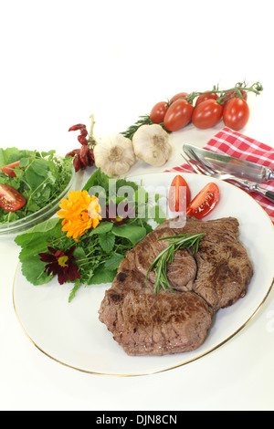 ein gebratenes Ribeye-Steak mit Wildkräutersalat Stockfoto