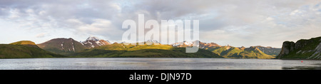 Panorama, einschließlich die Stadt von False Pass auf Unimak Island, das erste der Aleuten-Insel-Kette, Südwest-Alaska, Sommer. Stockfoto