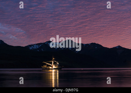 Die F/V Glück Taube auf Anker In False Pass in der Nähe der Laukitis Familie Fishcamp auf der Alaska-Halbinsel Stockfoto