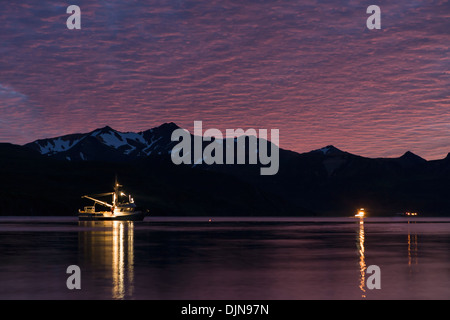 Die F/V Glück Taube auf Anker In False Pass in der Nähe der Laukitis Familie Fishcamp auf der Alaska-Halbinsel Stockfoto