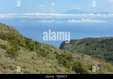 Blick vom Garajonay National Park Visitor Centre La Gomera Kanarische Inseln Spanien mit Teneriffa im Hintergrund Stockfoto