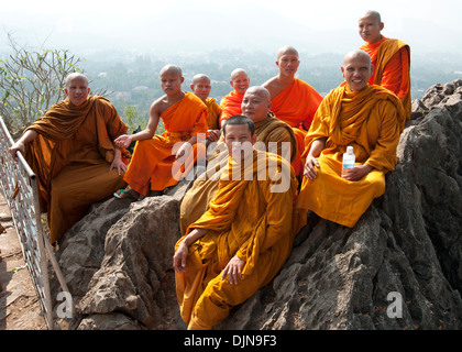 Große Gruppe von Mönchen sitzen auf einem Hügel Felsen Luang Prabang Laos Stockfoto