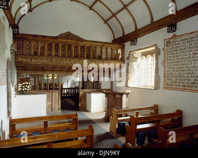 Norman Kirchenschiff der St. Issui Kirche mit einer C15th Tonnendach und eine geschnitzte Rood Loft und Bildschirm des irischen Eiche c 1500. Stockfoto