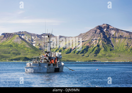 Die F/V Glück Taube auf Anker In False Pass in der Nähe der Laukitis Familie Fishcamp auf der Alaska-Halbinsel Stockfoto