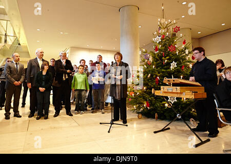 Berlin, Deutschland. 29. November 2013. Übergabe-Zeremonie von einem Weihnachtsbaum aus der Region Stendal für des Deutschen Bundestages Norbert Lammert, Präsident des Deutschen Bundestages, im Osten Foyer des Deutschen Bundestages in Berlin am 29. November, 2013.Photo: Reynaldo Paganelli/NurPhoto © Reynaldo Paganelli/NurPhoto/ZUMAPRESS.com/Alamy Live News Stockfoto