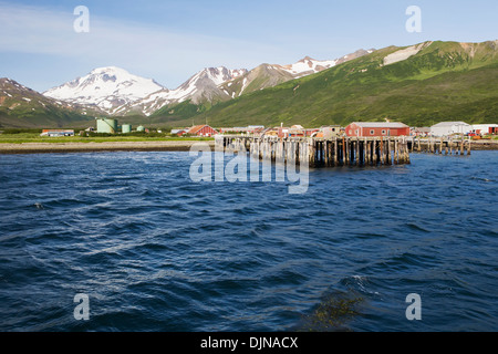 Die Stadt von False Pass auf Unimak Island, das erste der Aleuten-Insel-Kette, Südwest-Alaska, Sommer. Stockfoto