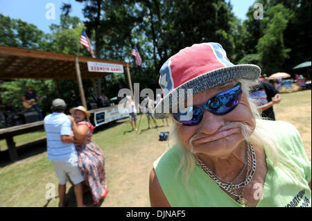 11. März 2008 - unterhält East Dublin, Georgia, USA - Maskottchen Frank "Güterzug" Mills das Publikum während der Eröffnungszeremonie der 13. jährlichen Redneck Sommerspiele in Buckeye Park in East Dublin, Georgia, am Samstag. Die jährliche Hommage an Südstaatler, begann als eine Parodie auf den Olympischen Spielen 1996 in Atlanta. Tausende von Feiernden nehmen an der Veranstaltung, deren Ereignisse hüpfenden fo gehören Stockfoto