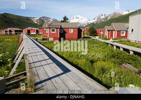 Die Stadt von False Pass auf Unimak Island, das erste der Aleuten-Insel-Kette, Südwest-Alaska, Sommer. Stockfoto