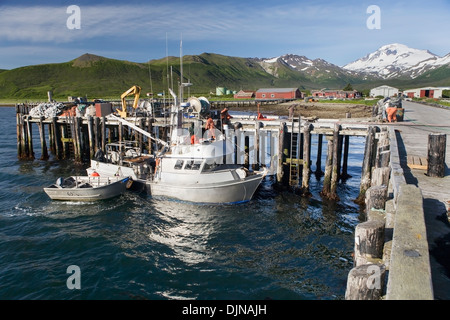 Die F/V Glück Taube gebunden an das Dock In False Pass auf Unimak Island, die Aleuten, Südwest-Alaska, Sommer. Stockfoto