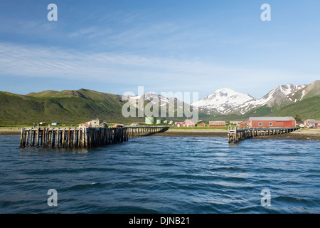 Die Stadt von False Pass auf Unimak Island, das erste der Aleuten-Insel-Kette, Südwest-Alaska, Sommer. Stockfoto