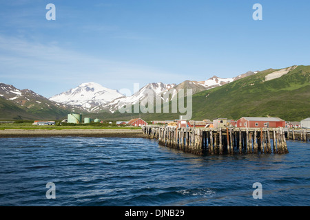 Die Stadt von False Pass auf Unimak Island, das erste der Aleuten-Insel-Kette, Südwest-Alaska, Sommer. Stockfoto