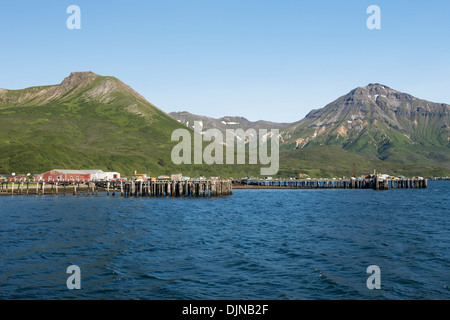 Die Stadt von False Pass auf Unimak Island, das erste der Aleuten-Insel-Kette, Südwest-Alaska, Sommer. Stockfoto