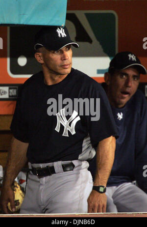 28. März 2008 Spiel - Miami Gardens, Florida, USA - New York Yankees in Florida Marlins Spring Training im Dolphin Stadium... Ehemaliger Marlins-Manager JOE GIRARDI durchschreitet die Yankees Einbaum. Girardi ist der neue Yankee Krippe. (Kredit-Bild: © Allen Eyestone/Palm Beach Post/ZUMA Press) Einschränkungen: * USA Boulevardpresse Rechte heraus * Stockfoto