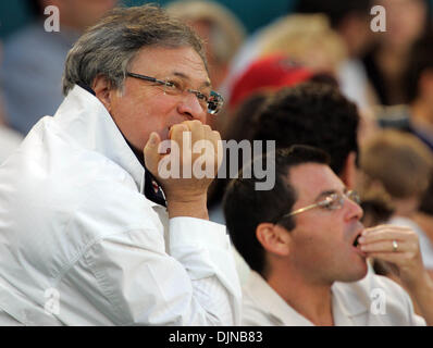 28. März 2008 Spiel - Miami Gardens, Florida, USA - New York Yankees in Florida Marlins Spring Training im Dolphin Stadium... Marlins Inhaber JEFFREY LORIA und Präsident DAVID SAMSON nehmen im Spiel mit den Yankees. (Kredit-Bild: © Allen Eyestone/Palm Beach Post/ZUMA Press) Einschränkungen: * USA Boulevardpresse Rechte heraus * Stockfoto