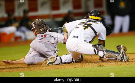 Boston Red Sox "Jason Varitek, rutscht links, sicher am Home-Plate, da Oakland Athletics Catcher Kurt Suzuki das Tag im fünften Inning des Eröffnungstages Spiel auf Dienstag, 1. April 2008 McAfee Coliseum in Oakland, Kalifornien machen kann  (Ray Chavez/der Oakland Tribune) Stockfoto