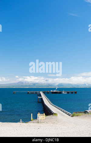 Das Dock an der Stadt von Cold Bay auf der Alaska-Halbinsel Stretching Out in Cold Bay, Südwest-Alaska, Sommer. Stockfoto