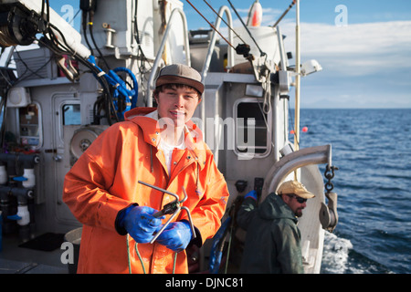 Keith Bell Vorbereitung der Heilbutt Longline Ausrüstung an Bord der F/V Glück Taube in der Nähe von King Cove, Alaska-Halbinsel zu schleppen Stockfoto