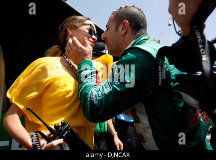 5. April 2008 - küsst St. Petersburg, Florida, USA - IndyCar-Fahrer TONY KANAAN, Recht, seine Frau DANIELE KANAAN, nach dem Sieg der Poleposition im Zeittraining IndyCar an die Honda-Grandprix von St. Petersburg. (Bild Kredit: Stockfoto