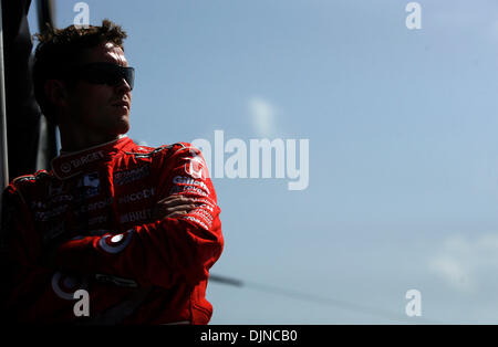 5. April 2008 - zusieht St. Petersburg, Florida, USA - IndyCar Treiber SCOTT DIXON, aus seinem Boxenbereich vor Beginn der Qualifikation bei den Honda-Grandprix von St. Petersburg. (Bild Kredit: Stockfoto