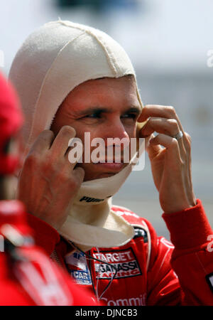 5. April 2008 - bemüht St. Petersburg, Florida, USA - IndyCar Treiber DAN WHELDON, 10, sich seine Maske anpassen, bevor Sie auf seinem Helm im Boxenbereich vor Beginn der Qualifikation bei den Honda-Grandprix von St. Petersburg. (Bild Kredit: Stockfoto