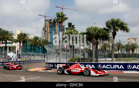 5. April 2008 - St. Petersburg, Florida, USA - IndyCar Treiber SCOTT DIXON, turn nimmt 10 mit der Stadt St. Petersburg Skyline im Hintergrund im Zeittraining an die Honda-Grandprix von St. Petersburg. (Bild Kredit: Stockfoto