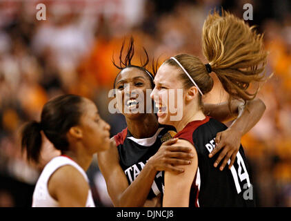 6. April 2008 feiern - Tampa, Florida, USA - Stanford CANDICE WIGGINS (11) und KAYLA PEDERSEN (14) bei der Summer als UConn es Lorin Dixon (30) geht weg. Frauen Final Four in St. Pete Times Forum. (Kredit-Bild: © Brian Cassella/St Petersburg Times / ZUMA Press) Einschränkungen: * Tampa Tribune und USA Boulevardpresse Rechte heraus * Stockfoto