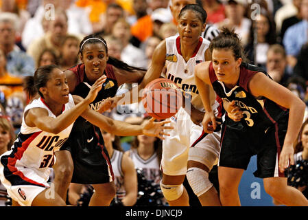 6. April 2008 - Tampa, Florida, USA - UConn es LORIN DIXON (30), Stanfords CANDICE WIGGINS (11), UConn es MAYA MOORE (23) und Stanfords JILLIAN HARMON (33) Kampf für eine lockere Kugel spät im Spiel. Frauen Final Four in St. Pete Times Forum. (Kredit-Bild: © Brian Cassella/St Petersburg Times / ZUMA Press) Einschränkungen: * Tampa Tribune und USA Boulevardpresse Rechte heraus * Stockfoto