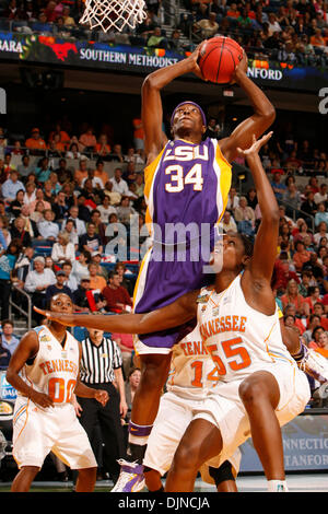 6. April 2008 - Tampa, Florida, USA - LSU SYLVIA FOWLES steigt über Tennessee NICKY ANOSIKE im ersten Halbjahr Aktion. Frauen Final Four in St. Pete Times Forum. (Kredit-Bild: © Brian Cassella/St Petersburg Times / ZUMA Press) Einschränkungen: * Tampa Tribune und USA Boulevardpresse Rechte heraus * Stockfoto