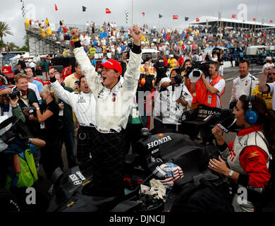 6. April 2008 - St. Petersburg, Florida, USA - IndyCar-Fahrer GRAHAM RAHAL pumpt seine Fäuste zu feiern beim Klettern aus seinem Wagen, als er den Grand Prix von St. Petersburg gewinnt. (Bild Kredit: Stockfoto